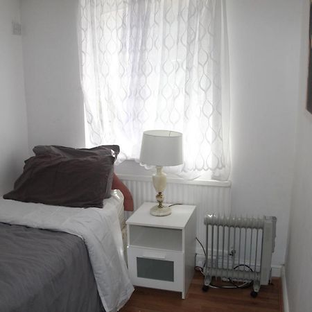 Grey Double Bedroom Londra Dış mekan fotoğraf