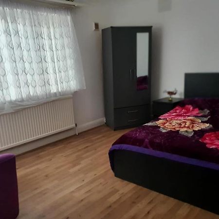 Grey Double Bedroom Londra Dış mekan fotoğraf