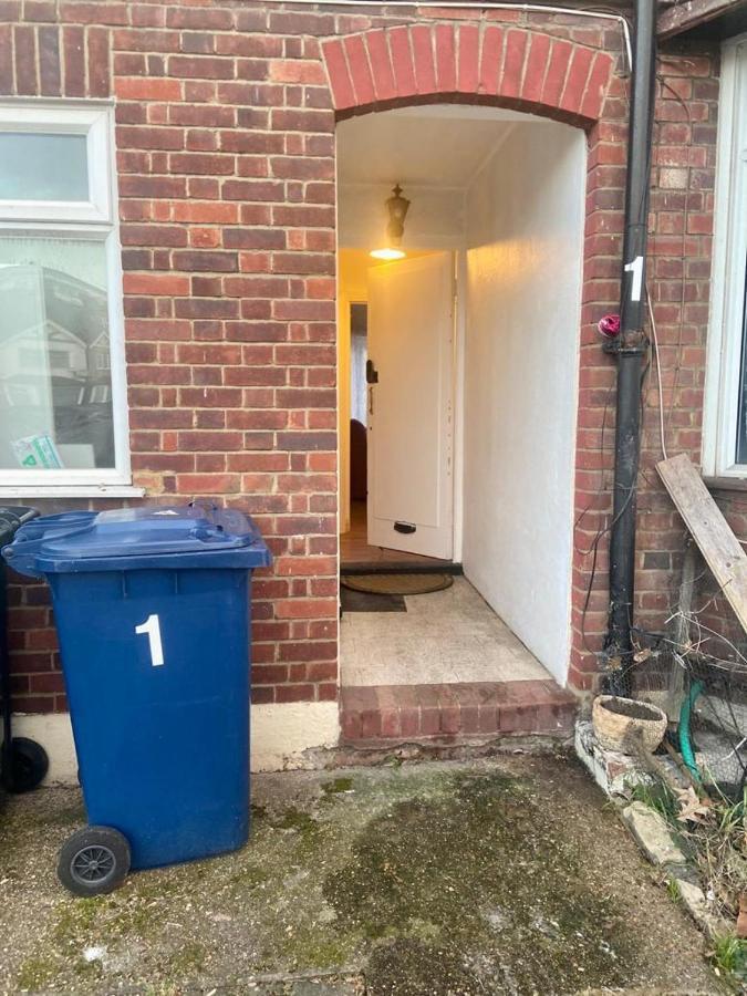 Grey Double Bedroom Londra Dış mekan fotoğraf