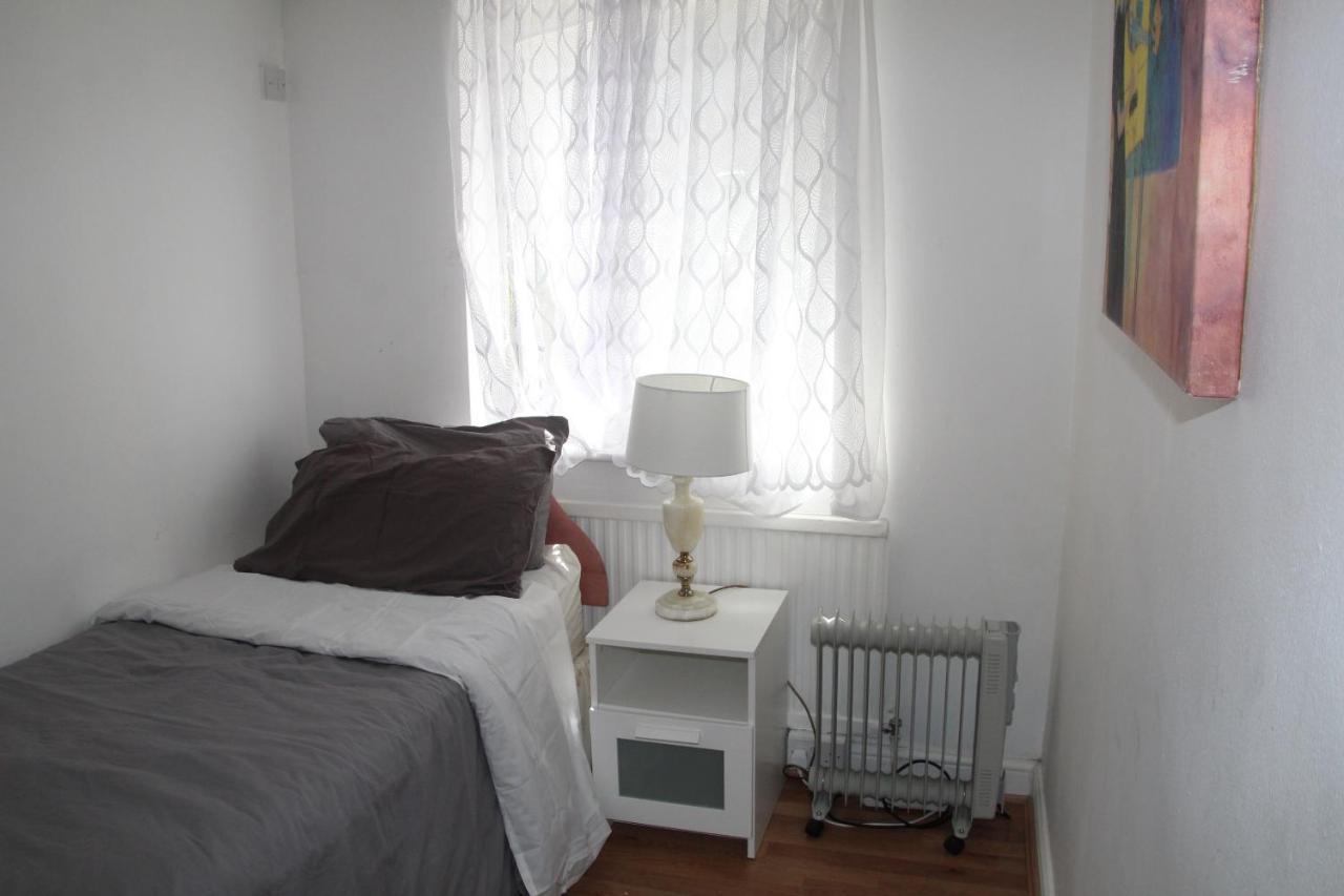 Grey Double Bedroom Londra Dış mekan fotoğraf